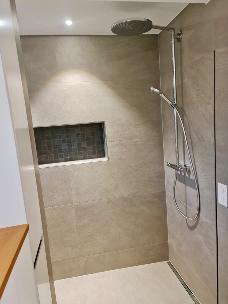Anthrazit, Beige und Massivholz: Bad mit durchdachtem Stauraum, Bild 1