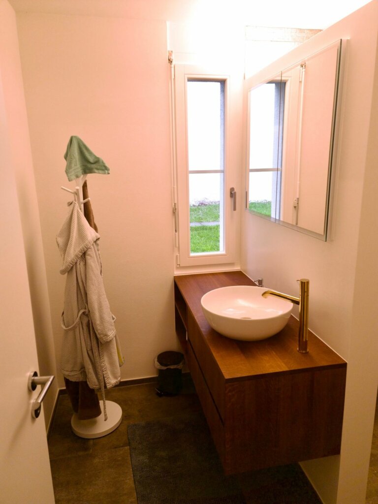 Bad vergrössert, Dusche gewonnen: mit Lichtakzenten und Gäste-WC, Bild 1
