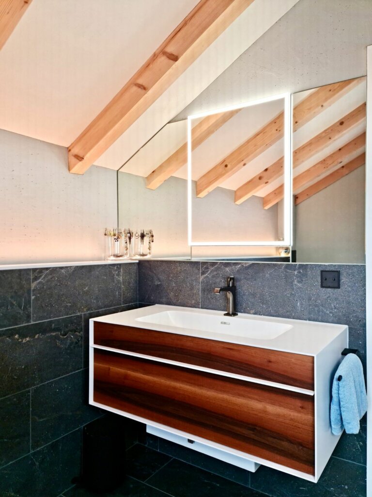 Ganz in Corian: fugenloses Bad mit Armaturen in Sonderfarbe, Bild 1