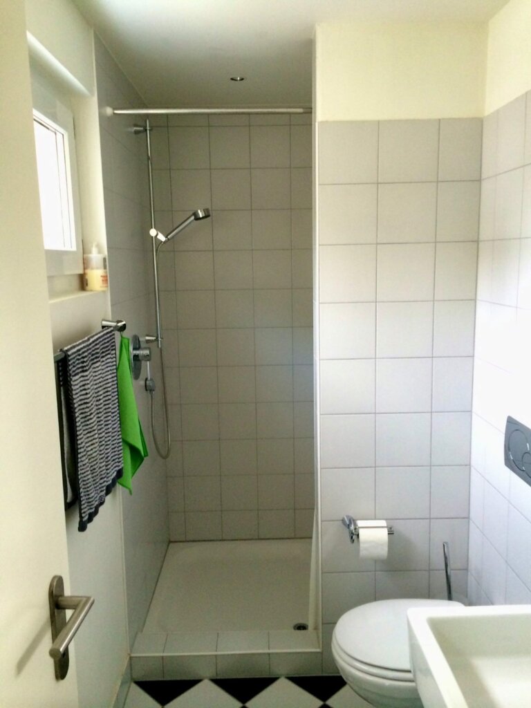 Alte Dusche mit Duschwanne und Duschvorhang