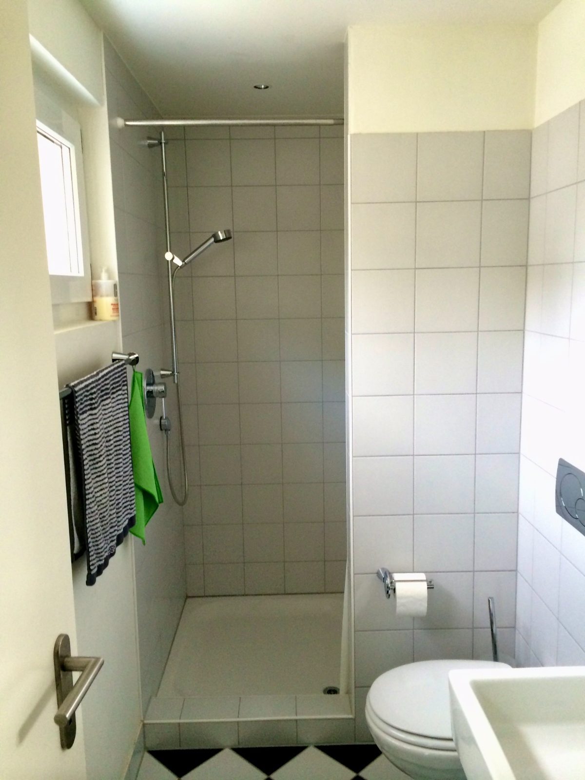 Alte Dusche mit Duschwanne und Duschvorhang