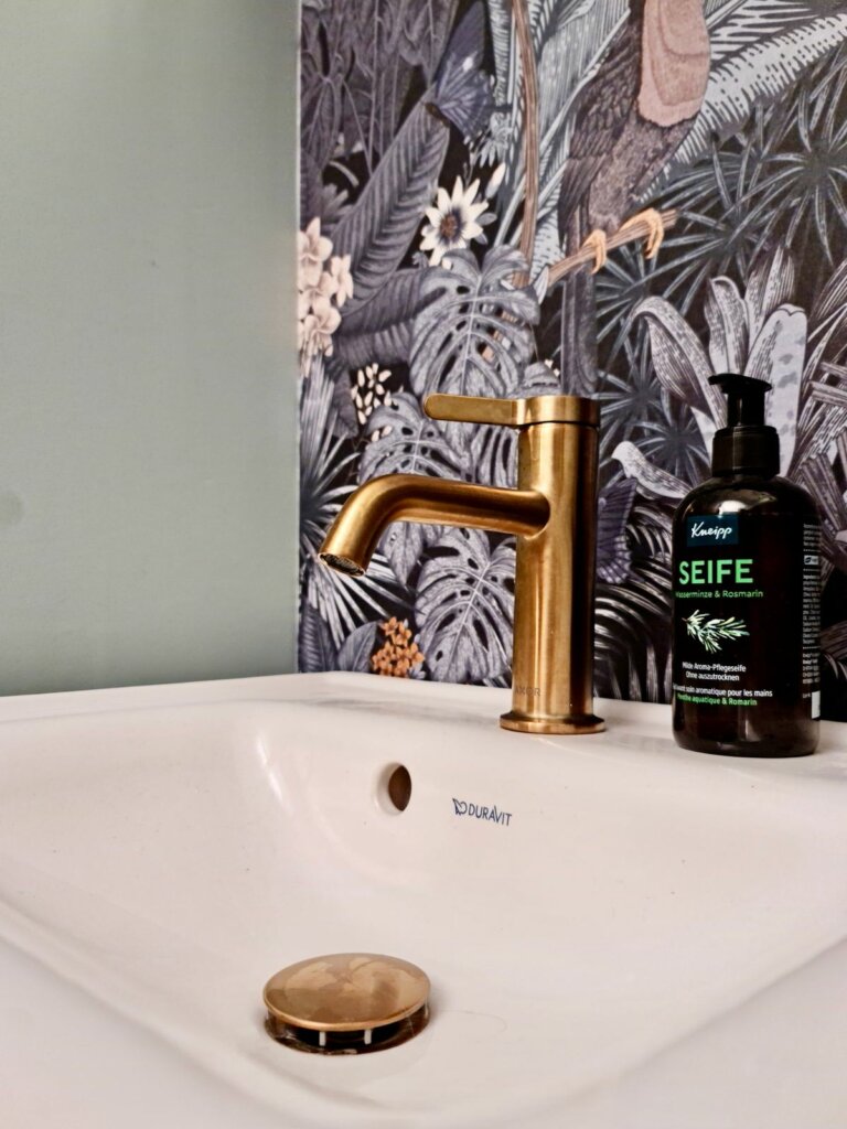 Blau trifft Gold: ein kleines Bad mit Tapete und Stil, Bild 1