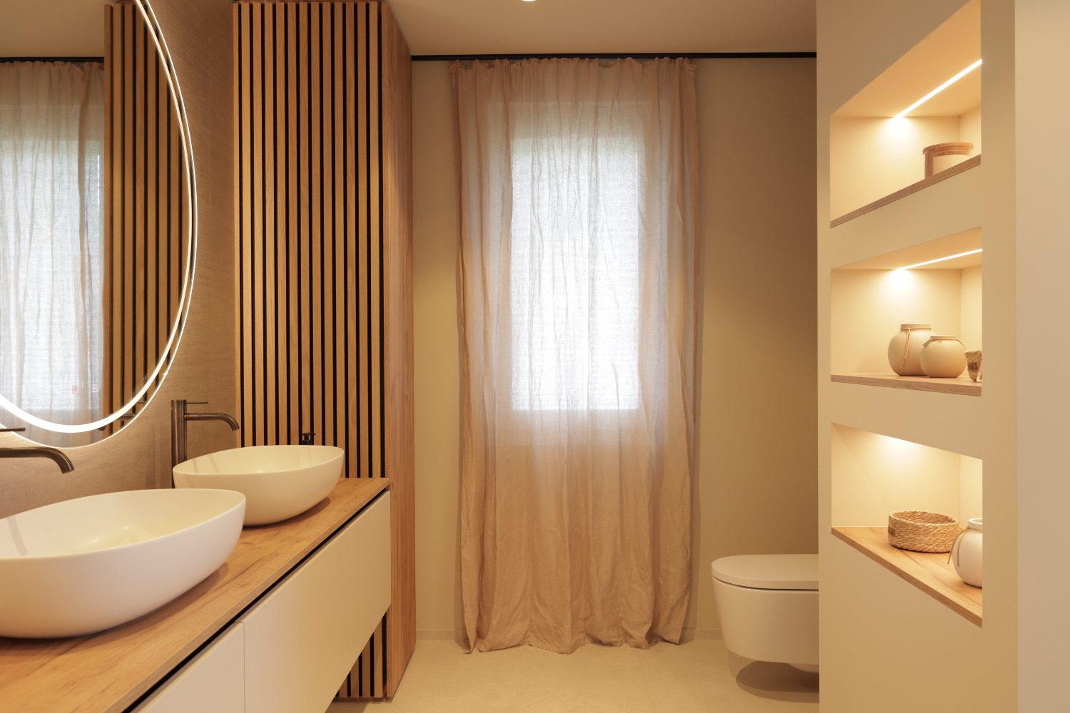 Badezimmer nach der Sanierung mit Holzlamellen und Doppellavabo