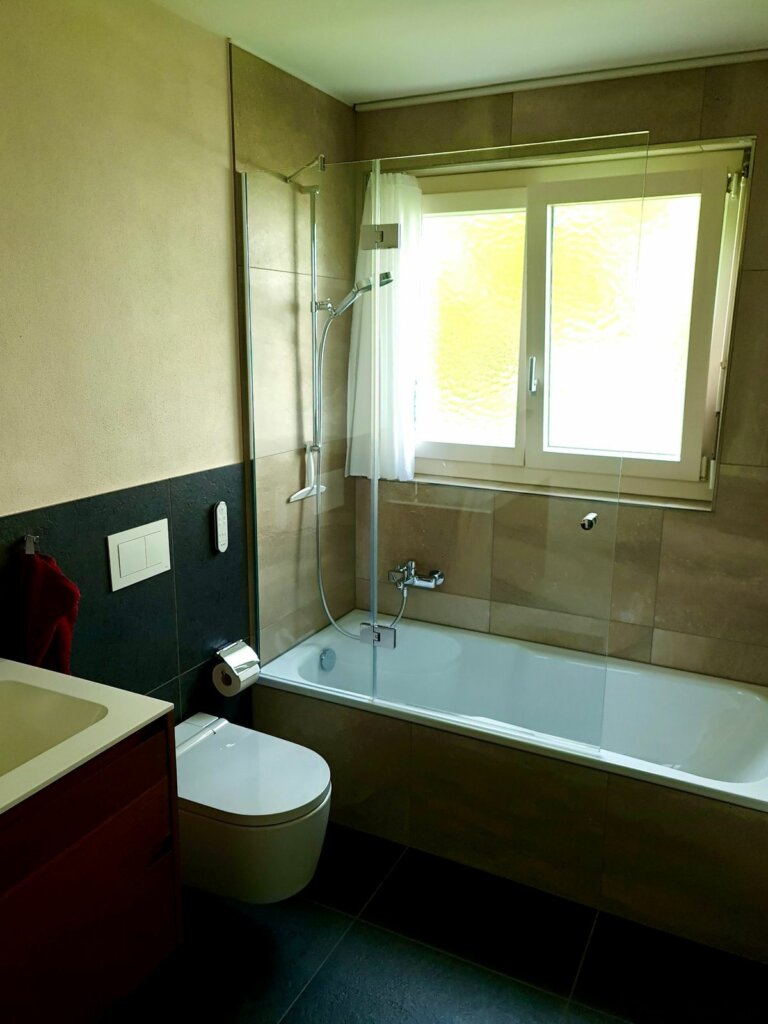 Einheitlich und doch verschieden: zwei Nasszellen mit Dusche und Wanne, Bild 1