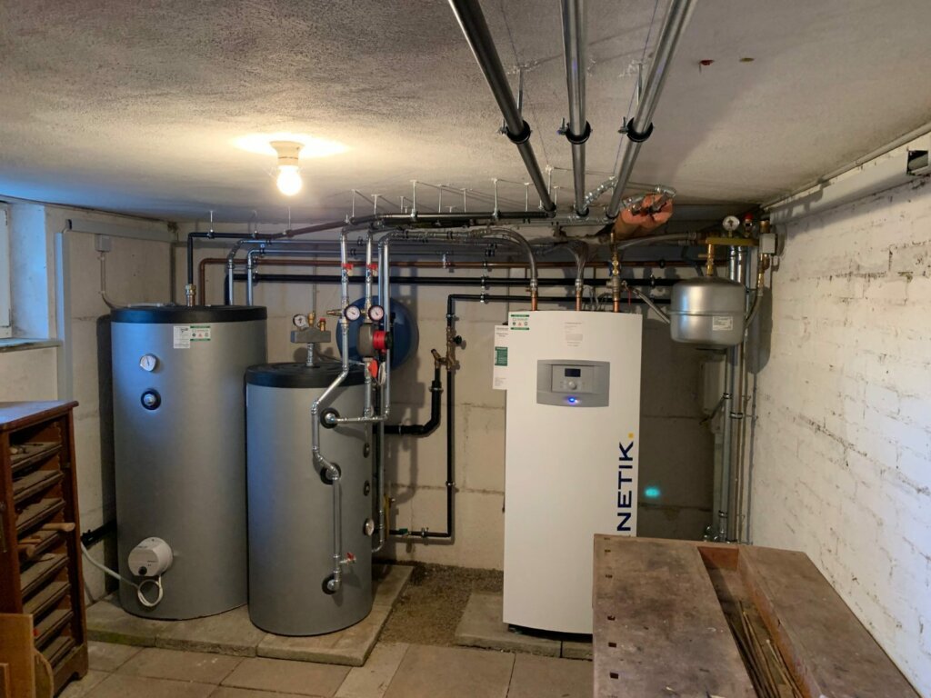 Erdsonden-Wärmepumpe mit Warmwasserspeicher im ehemaligen Tankraum