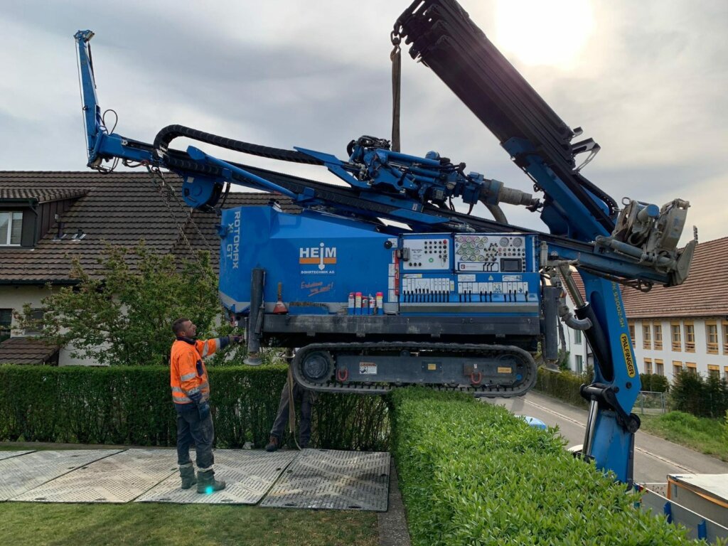 Bohrgerät für eine Erdsondenbohrung im Garten eines Einfamilienhauses
