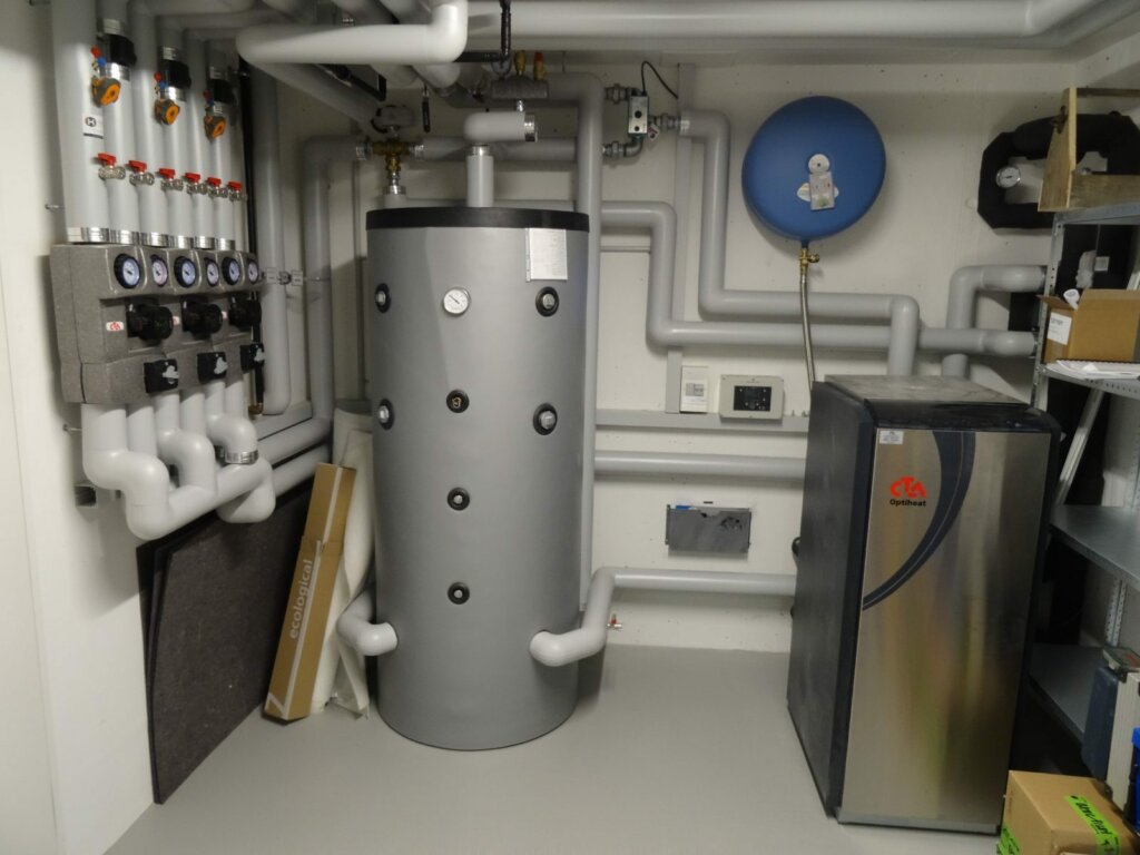 Heizzentrale mit Wärmepumpe und Speicher in einem Mehrfamilienhaus