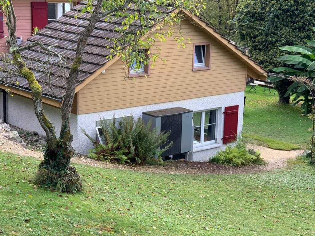 Luft/Wasser-Wärmepumpe aussen neben einem Einfamilienhaus aufgestellt
