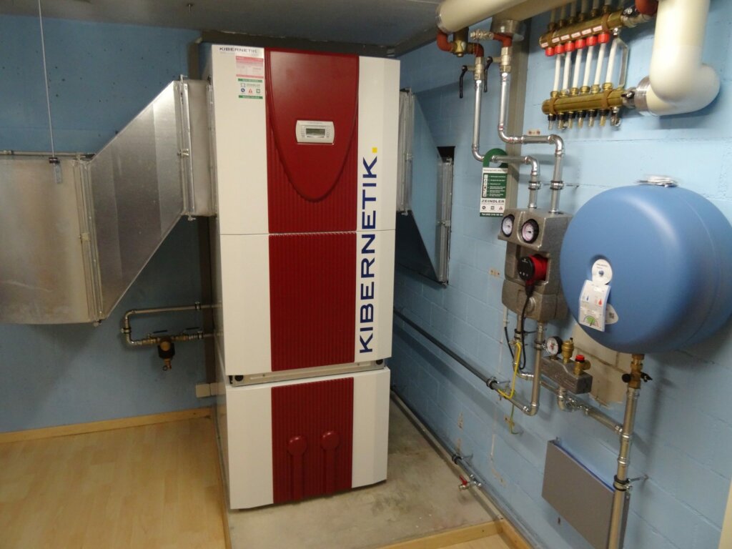 Luft/Wasser-Wärmepumpe innen im Keller aufgestellt mit Luftkanälen